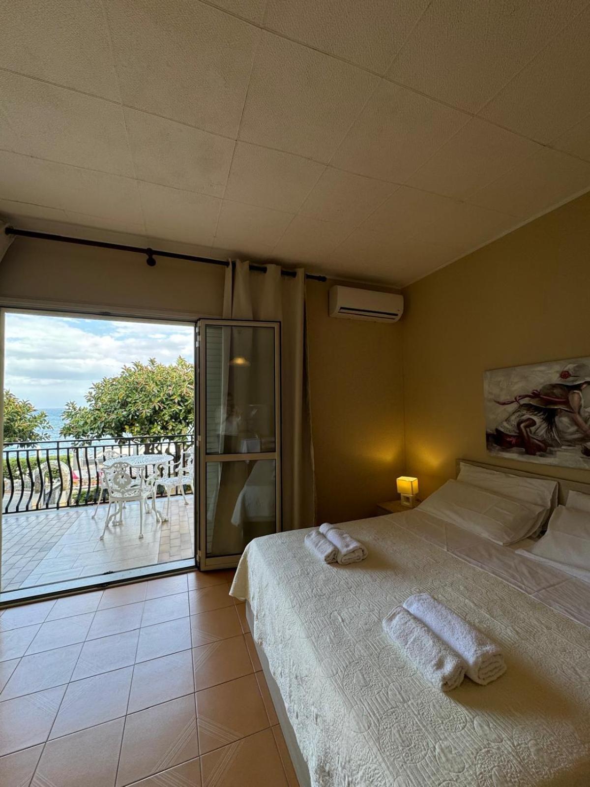 Case Vacanze Di Isabella Stoia Джардини-Наксос Экстерьер фото